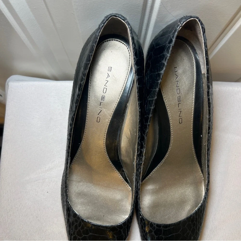 Bandolino Women’s Black Textured Pointy Toe Heels Y2K 8M with 2.5 in‎ heel